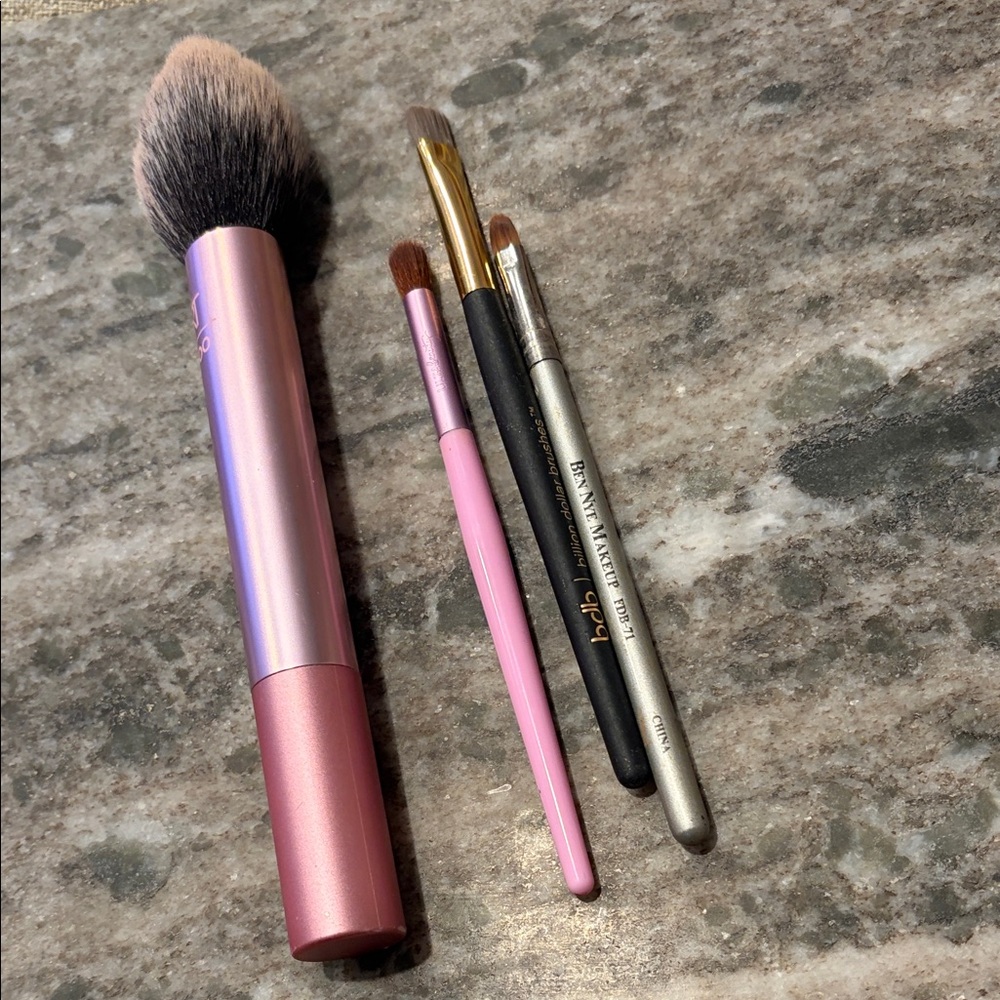 BUNDLE OF 4 MAKE UP BRUSHES